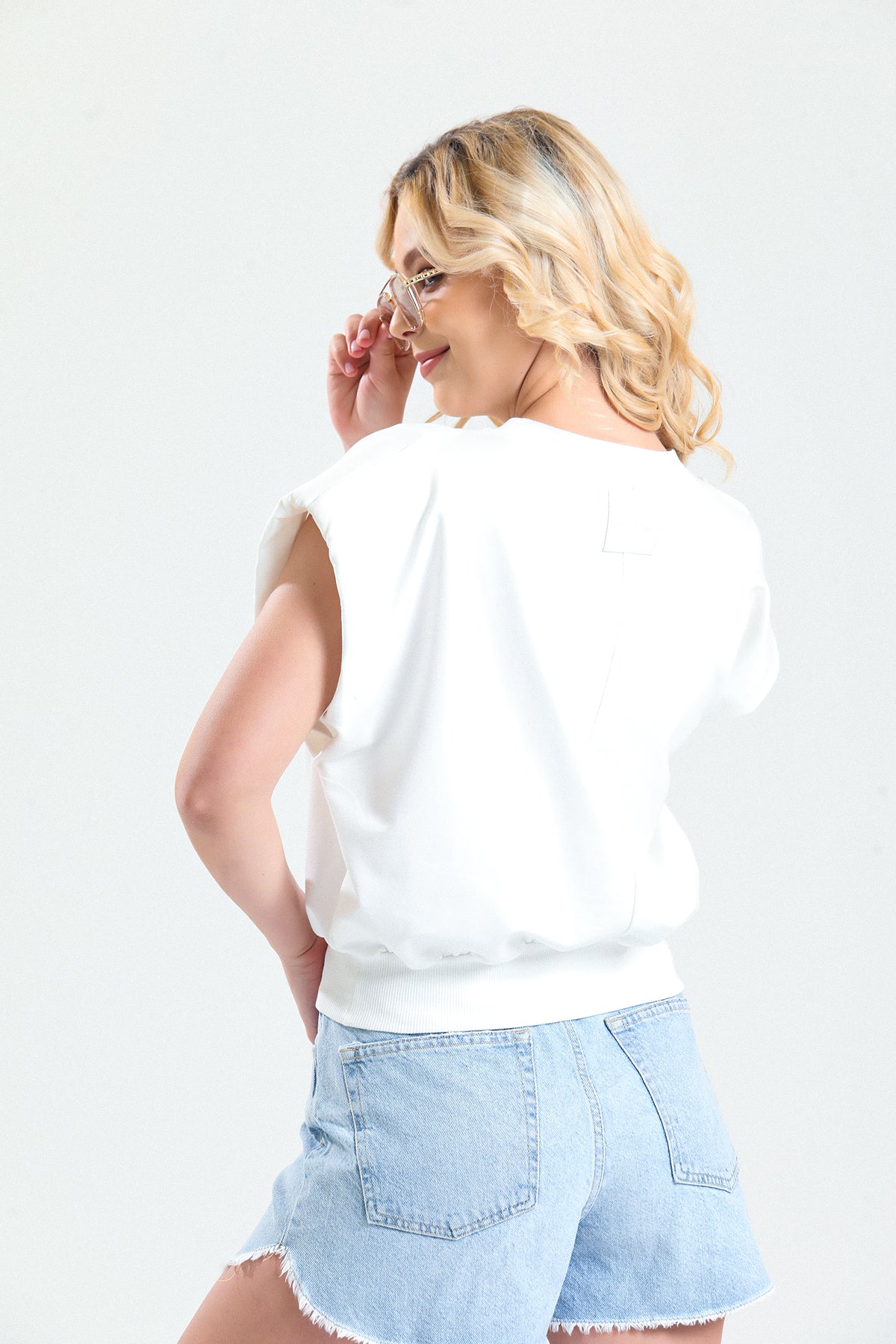 Beyaz Kolsuz Vatkalı T shirt